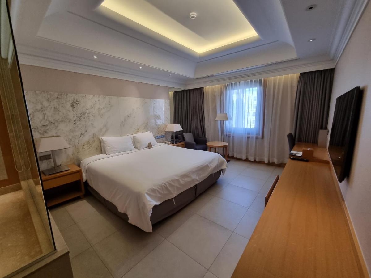 Pinegrove Hotel Gimhae Екстериор снимка