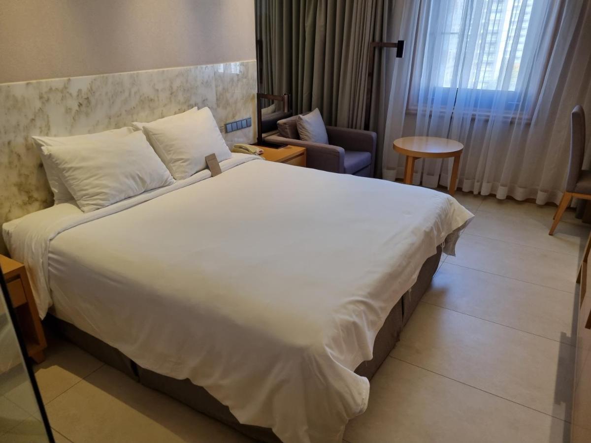 Pinegrove Hotel Gimhae Екстериор снимка