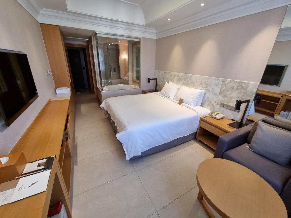Pinegrove Hotel Gimhae Екстериор снимка